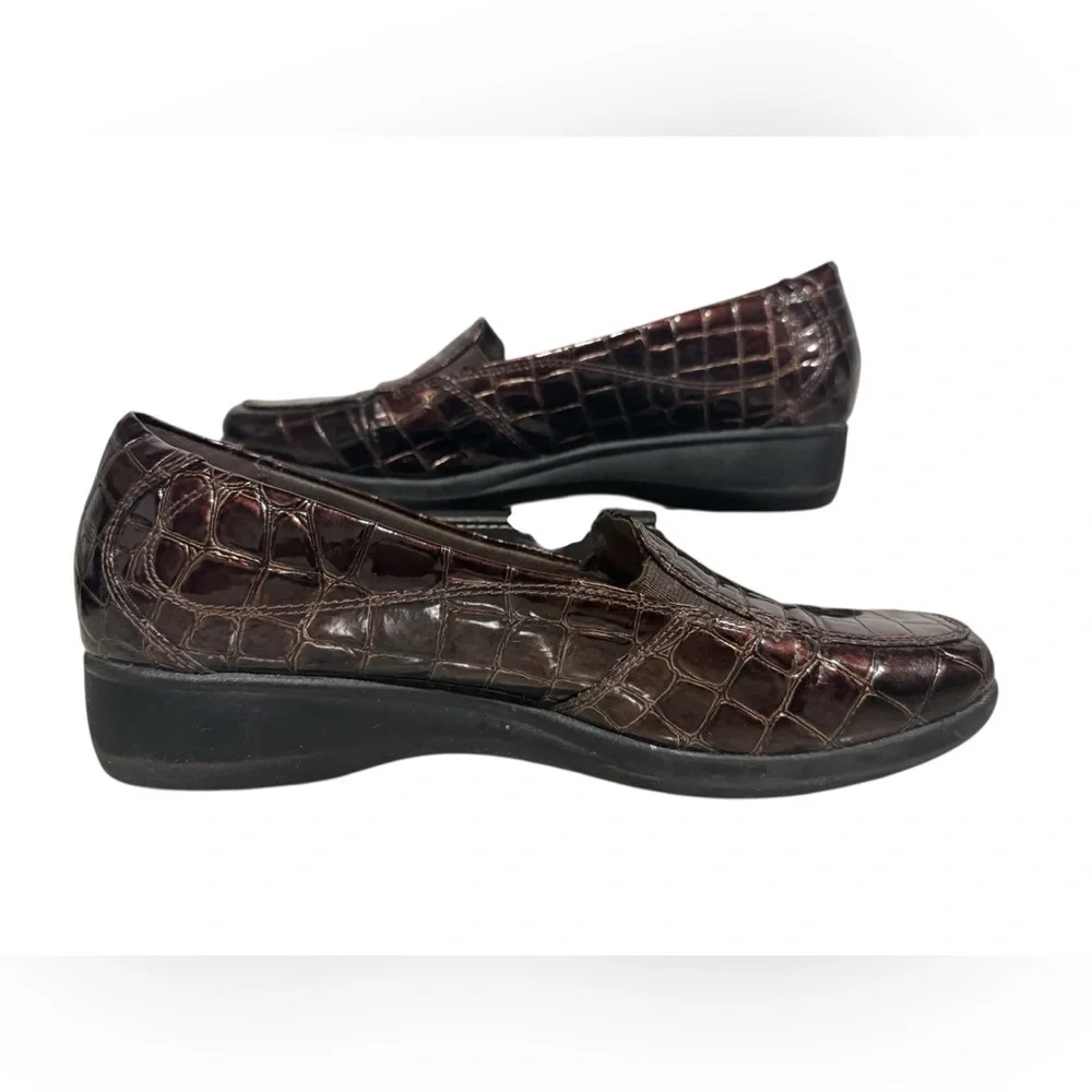 Clarks Womens Brown Patent croc embossed slip on loafers size 10